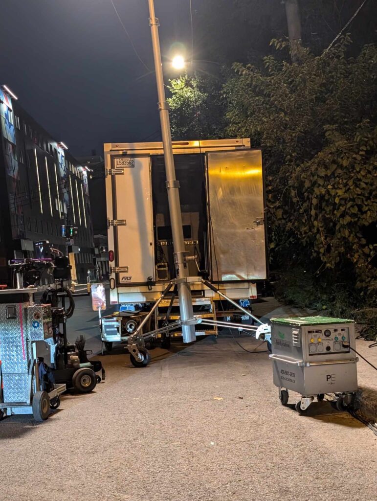 Génératrice à batterie Voltstack 5K alimentant un éclairage de tournage de nuit à Montréal – zéro bruit, zéro émission
