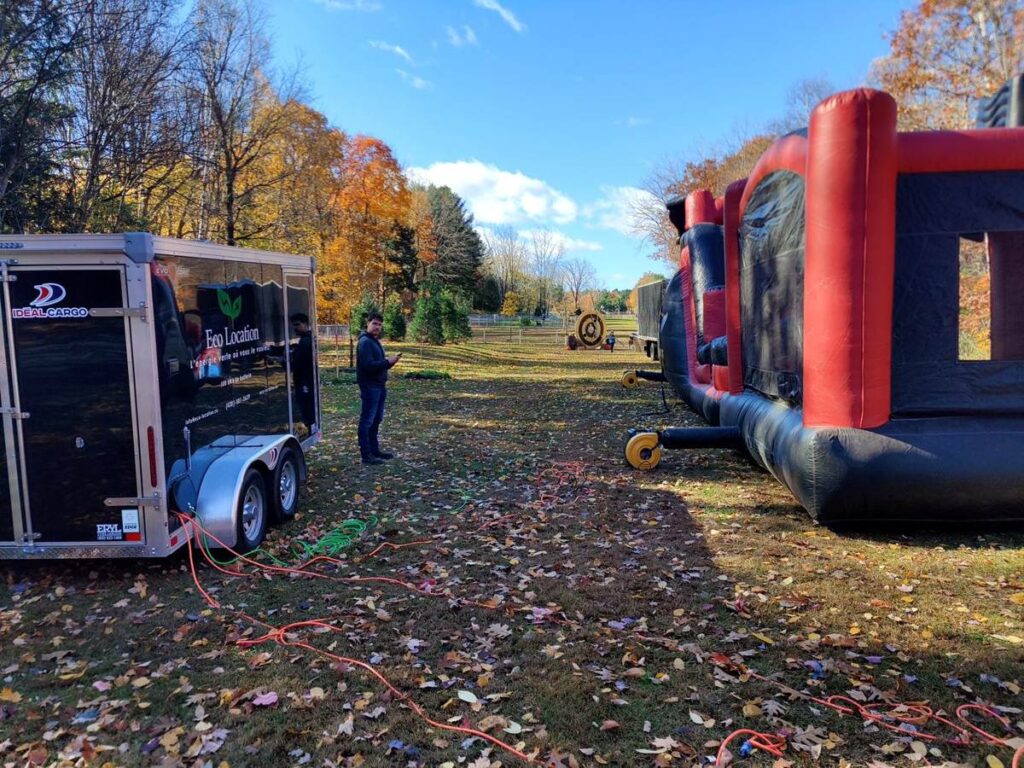 Remorque Power Pack 100K alimentant des jeux gonflables lors d'une fête de quartier