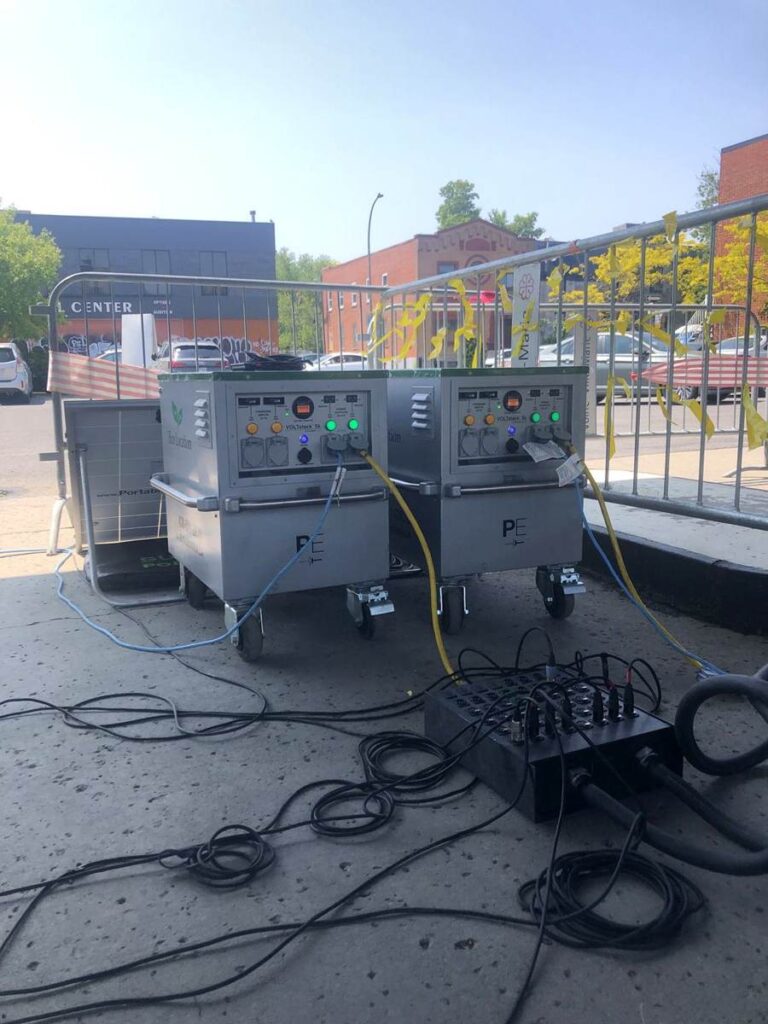 Deux génératrices à batterie Voltstack 5K alimentant Mile End en fête dans le Plateau-Mont-Royal