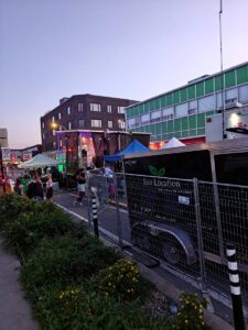 Remorque de batterie Power Pack 100K d'Eco Location branchée à la scène Stageline sur la Plaza St-Hubert