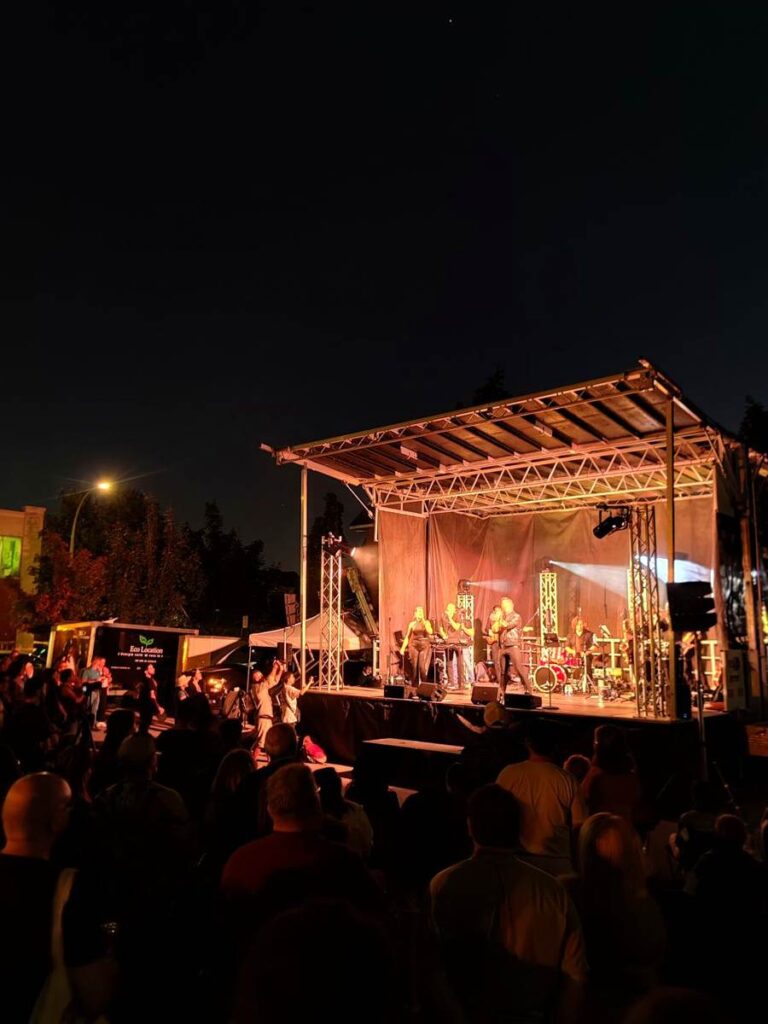 Scène de festival de soir alimentée par le Power Pack 100K d'Eco Location – concert sans génératrice diesel
