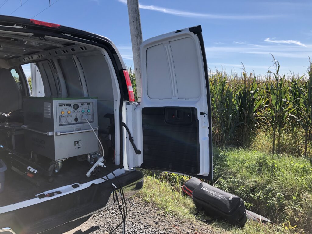 Génératrice à batterie Voltstack 5K dans une fourgonnette de production sur un tournage – alimentation silencieuse pour plateau de cinéma