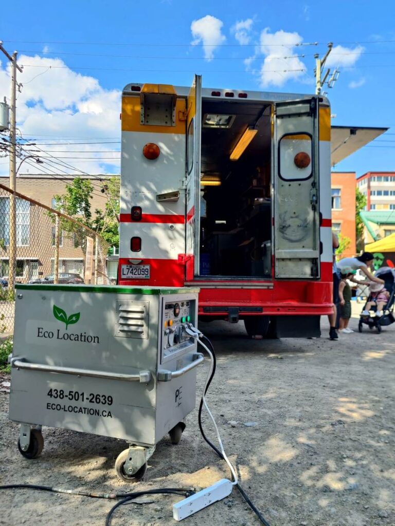 Génératrice à batterie Voltstack 5K branchée à un kiosque alimentaire lors d'un événement de quartier
